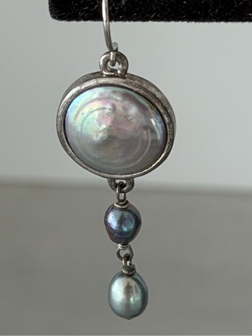 Lovely Vintage Kenneth Cole Silvertone Mother-of-Pearl/Black Pearl Drop Earrings - Picture 3 of 7